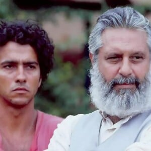 Na novela 'Renascer' de 1993, José Inocêncio (Antonio Fagundes) ficou paralítico ao cair em emboscada do pai de Sandra (Luciana Braga), Teodoro (Herson Capri)