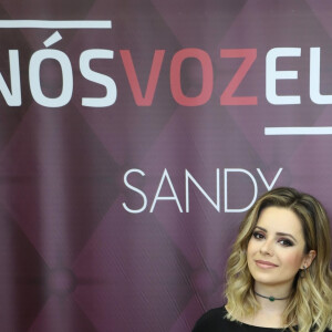 Sandy alia peças pretas com estampas simples em raras ocasiões