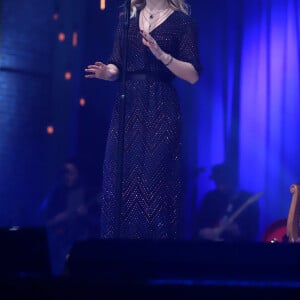 Sandy em looks pretos: no palco, cantora quase sempre dá preferências para vestidos longos