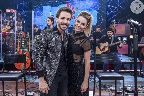 Look all black de Sandy no 'Altas Horas': transparência marcou produção da cantora em programa com Junior