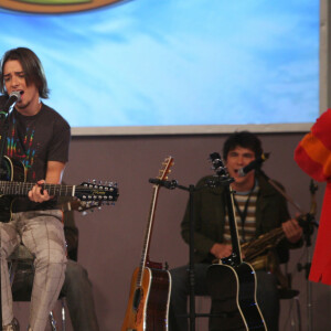 Sandy de preto nos anos 2000, em uma das últimas apresentações com o irmão, Junior, na Globo