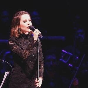 Sandy elegeu um vestido preto rendado para se apresentar com Andrea Bocelli recentemente