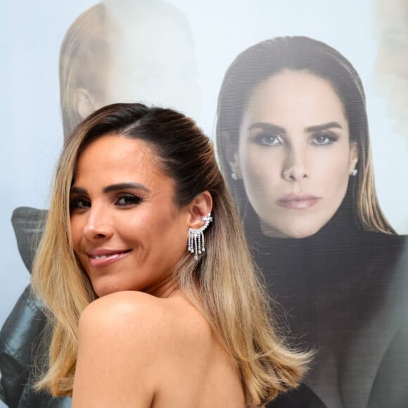 Wanessa Camargo escolheu deixar as costas de fora em vestido preto e curto