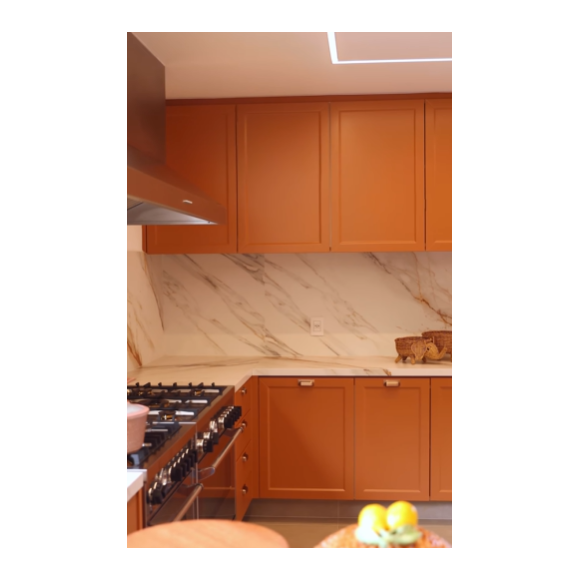 Em detalhes a reforma conta com parede e bancada em mármore e dois fogões