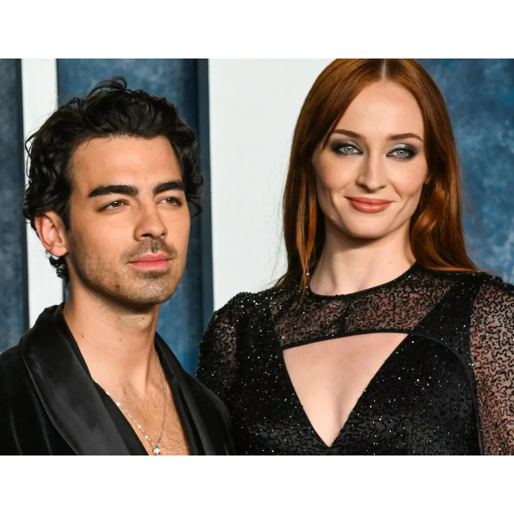 Joe foi casado durante 4 anos com a atriz britânica Sophie Turner, que estrelou em produções como "X-Men" e "Game of Thrones". 
