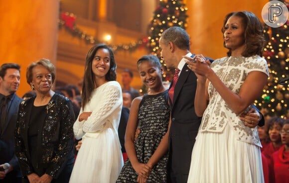 Malia, filha de Barack e Michelle Obama, removeu o sobrenome do pai para evitar acusações de nepotismo