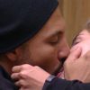 Fernando e Aline se beijam depois de o produtor cultural dispensar Amanda