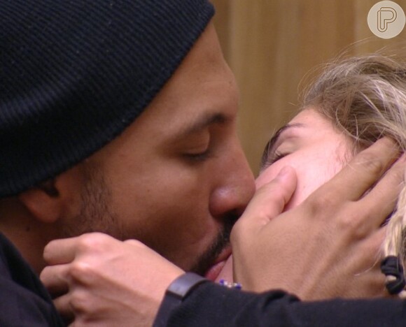 Fernando e Aline se beijam depois de o produtor cultural dispensar Amanda