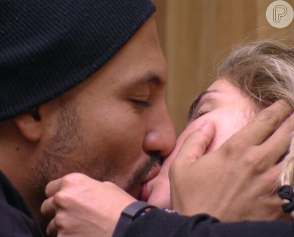 Fernando e Aline se beijam e formam o segundo casal do 'Big Brother Brasil 15'