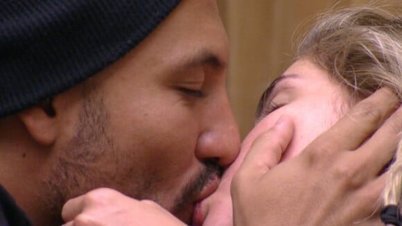 'BBB15': Fernando beija Aline na sala depois de dispensar Amanda