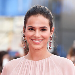 Bruna Marquezine mostra que deixar os cabelos curtos presos com alguns fios soltos emoldurando o rosto fica simplesmente incrível
