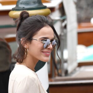 Bruna Marquezine adora visuais mais despojados e, para isso, aposta sempre em um coque mais soltinho com alguns fios soltos