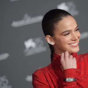 Quem disse que cabelo curto não pode fazer trança? Bruna Marquezine prova que é possível sim!