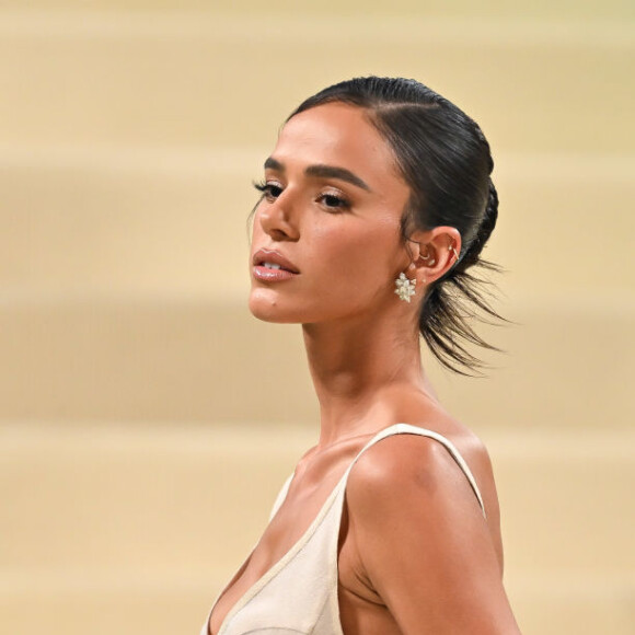 No MET Gala 2024, Bruna Marquezine apostou no cabelo curto bem esticado com um coque médio, deixando alguns fios lisos saltando para fora