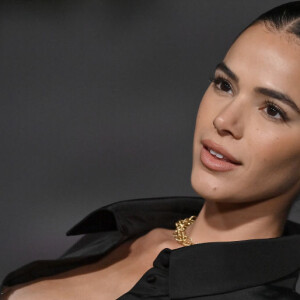 Bruna Marquezine prova que cabelos curtos também podem formar coques bem altos (basta abusar do gel)