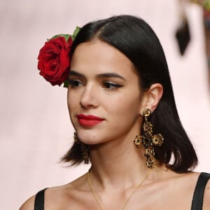 Os cabelos curtos de Bruna Marquezine sempre trazem mais atenção para qualquer acessório usado na cabeça