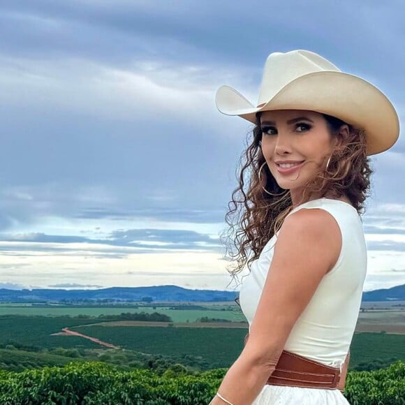 Dessa vez, Paula Fernandes compartilhou um ensaio sensual feito em uma fazenda para celebrar sua nova fase