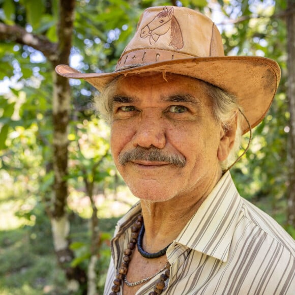 Deocleciano (Jackson Antunes) aconselha Morena (Ana Cecília Costa) a não se apegar a Pitoco (Juan Queiroz) na novela Renascer