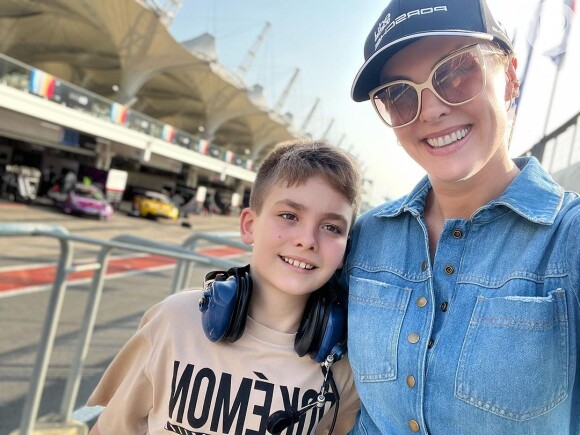 Ana Hickmann e o filho costumam prestigiar Edu Guedes em corridas de carro