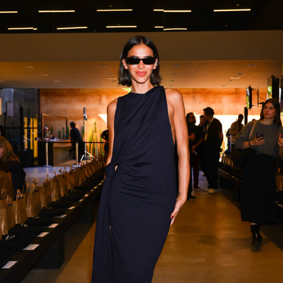 Bruna Marquezine escolheu um vestido com decote alto para desfile da grife de Sasha Meneghel