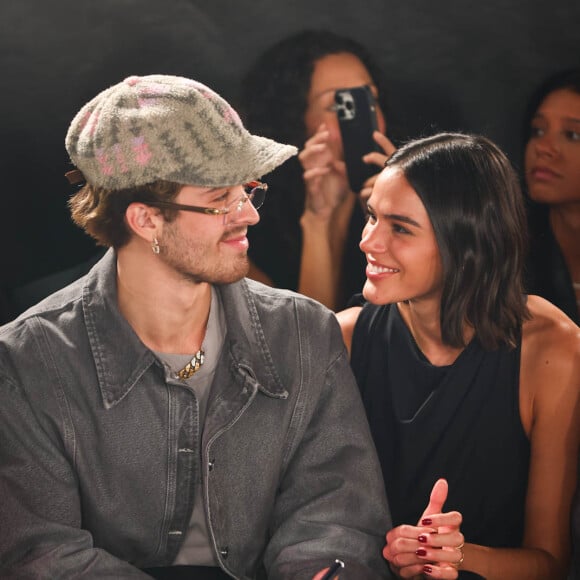 Bruna Marquezine e João Guilherme trocaram olhares no desfile da grife de Sasha Meneghel