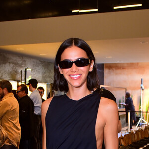 Vestido de Bruna Marquezine tinha decote alto e ausência de mangas