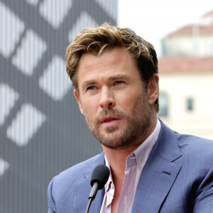 Chris Hemsworth 'puxou assunto' com Bruna Marquezine nas escadarias do MET Gala