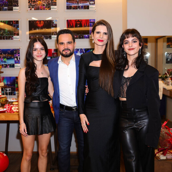 Filha de Luciano Camargo, Helena escolheu saia de couro e top, quase não usando maquiagem, enquanto Isabella preferiu calça de couro, top com brilho, e jaqueta