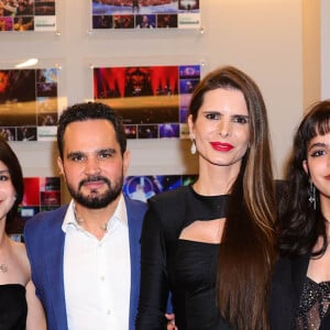 Luciano Camargo posou com a mulher, Flávia, e as filhas, Isabella e Helena, que mostraram muito estilo