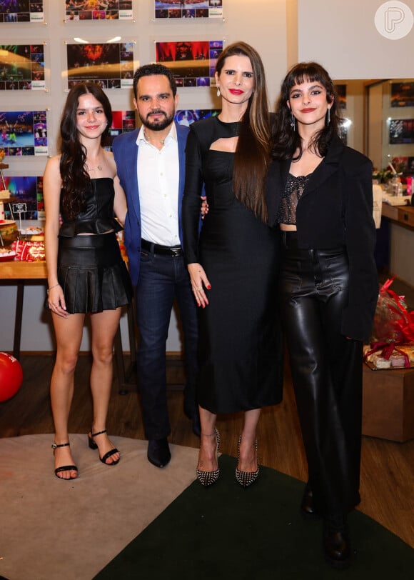 Luciano Camargo posou com a mulher, Flávia, e as filhas, Isabella e Helena, que mostraram muito estilo