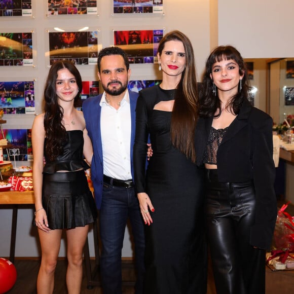 Luciano Camargo posou com a mulher, Flávia, e as filhas, Isabella e Helena, que mostraram muito estilo