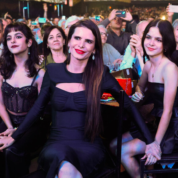 Filhas de Luciano Camargo e Flávia Camargo, Isabella e Helena combinaram look all black