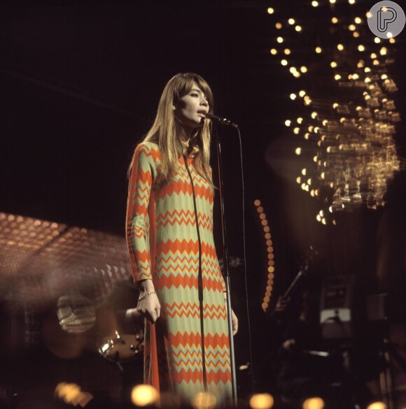 Françoise Hardy: ícone pop comove o mundo após morrer de câncer de faringe aos 80 anos. Relembre legado na música e moda!