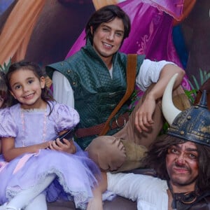 Manuella, filha caçula de César Tralli e Ticiane Pinheiro, está completanfdo 5 anos e ganhou um festão em São Paulo