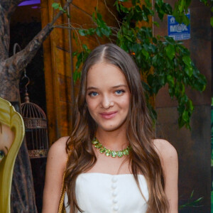 Rafa Justus escolheu um vestido branco com detalhes florais próximos à barra