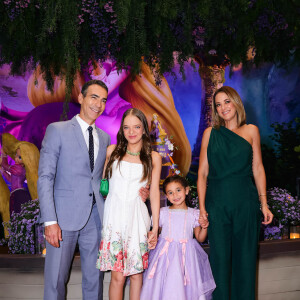 Já Manu foi vestida semelhante à Rapunzel, princesa que leva a decoração de sua festa