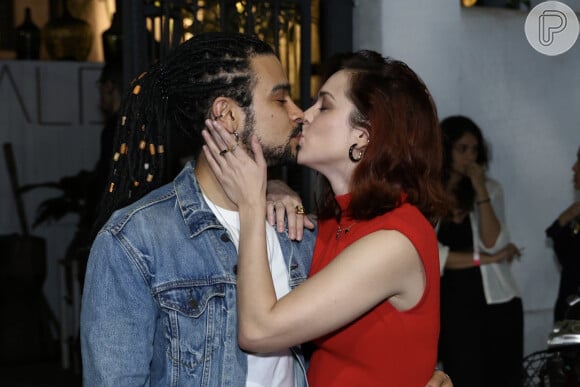 Sophia Abrahão trocou beijos com o namorado, Sérgio Malheiros, antes de show de Maria Maud, filha de Claudia Abreu