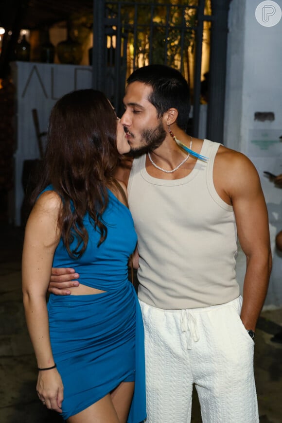 Casal Bella Piero e Rafael Gualandi se beijaram antes de show de Maria Maud, filha de Claudia Abreu, e que comemorou aniversário do ator