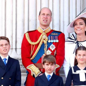 Kate Middleton encantou o mundo com sua aparência impecável no Trooping The Colour, derrubando rumores sobre seu estado de saúde