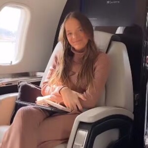 Ana Paula Siebert mostra Rafaella Justus de conjunto monocromático embarcando para Barbados