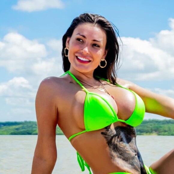 Andressa Urach vem exibindo o resultado das novas cirurgias plásticas em biquínis mínimos