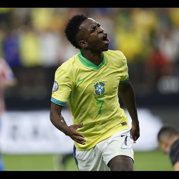 Tiago Leifert foi rebatido por Vini Jr. após crítica por comportamento em jogo da Copa América: 'Ele apenas quer colocar o Brasil contra mim e nossa Seleção. Menos mal que poucas pessoas assistem a ele'