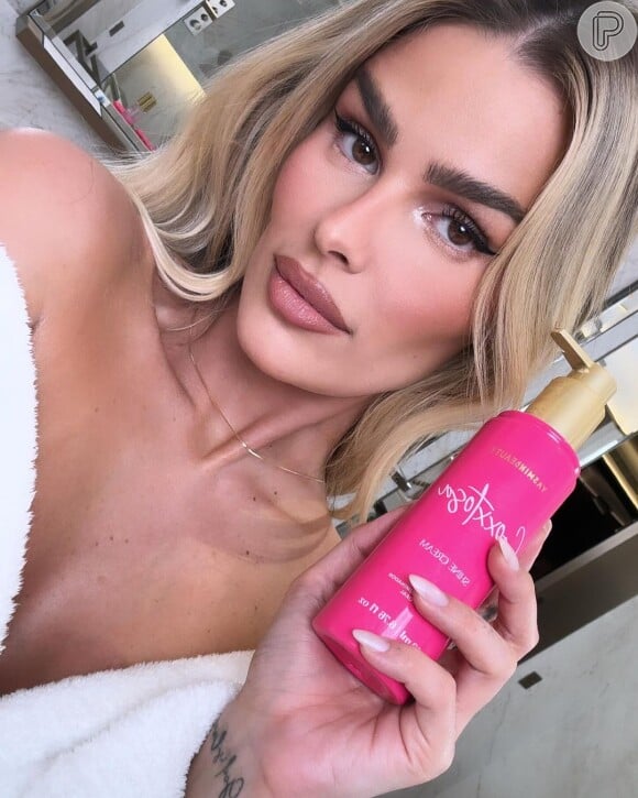 Fotos de Yasmin Brunet foram para divulgar sua linha de cosméticos que faz sucesso na web