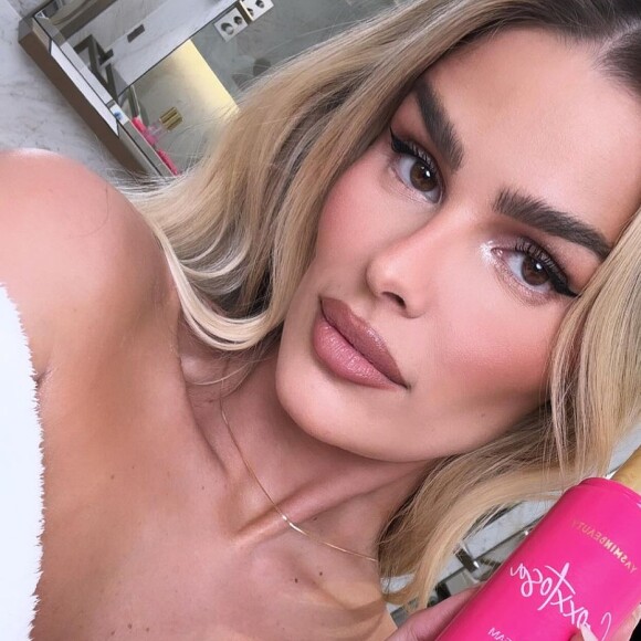 Fotos de Yasmin Brunet foram para divulgar sua linha de cosméticos que faz sucesso na web