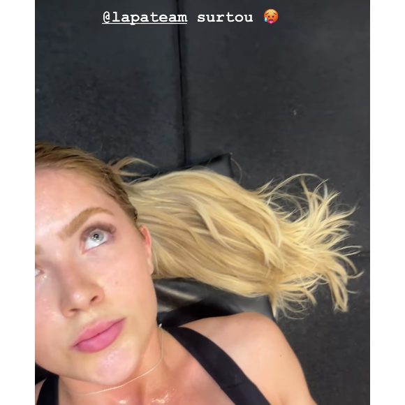 Toda suada, Jade Picon revelou ter feito 100 burpees e 456 abdominais no treino. Guerreira!