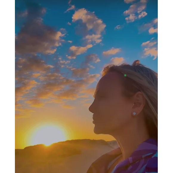 Além dos cliques de biquíni, Eliana apareceu deslumbrante em um pôr do sol para encerrar o dia