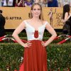 Anna Chlumsky não fez feio ao usar um vestido longo da grife Escada no tapete vermelho do SAG Awards 2015