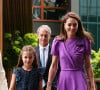 Kate Middleton apostou em vestido lilás grifado, da Safiyaa, combinando com sapatos bege Camilla Elphick, bolsa LK Bennett Milly e óculos Victória Beckham