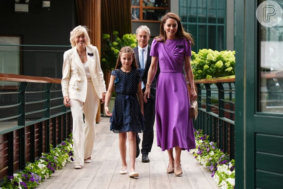 Kate Middleton apostou em vestido lilás grifado, da Safiyaa, combinando com sapatos bege Camilla Elphick, bolsa LK Bennett Milly e óculos Victória Beckham