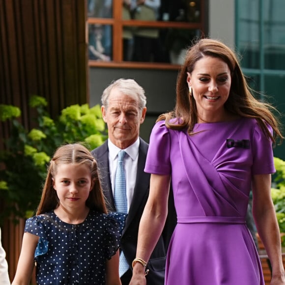 Kate Middleton apostou em vestido lilás grifado, da Safiyaa, combinando com sapatos bege Camilla Elphick, bolsa LK Bennett Milly e óculos Victória Beckham